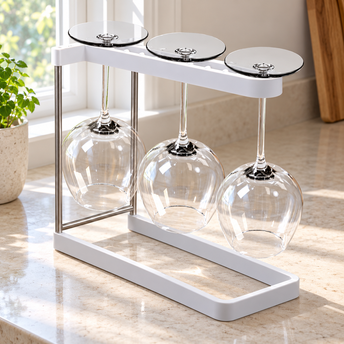 Support à verres à vin Happy Sinks blanc tenant trois verres à vin sur un comptoir de cuisine